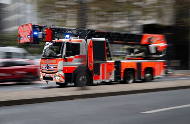 Als die Einsatzkr&auml;fte der Feuerwe...ollst&auml;ndig in Brand. (Symbolbild)  | Foto: Boris Roessler/dpa