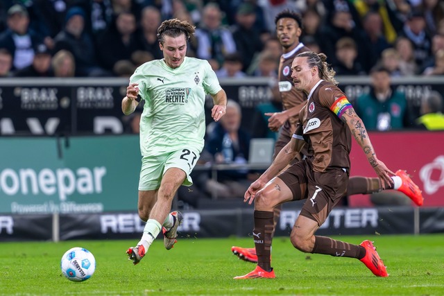 Die Gladbacher liefen mit einem Sondertrikot auf  | Foto: David Inderlied/dpa