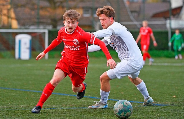 Der Bahlinger Neo Oehler (links) entwi...lenfhrer FC Wolfenweiler-Schallstadt.  | Foto: Claus G. Stoll