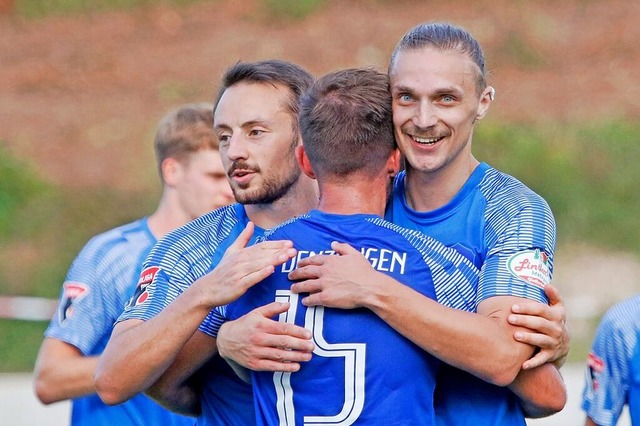 Der FC Denzlingen (links im Bild der w...ten Sieg in Folge dem Rest des Feldes.  | Foto: Matthias Konzok