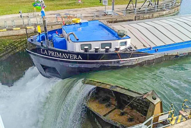 Das Gtermotorschiff La Primavera hat ... bei Iffezheim gerammt und beschdigt.  | Foto: Henry Mungenast (dpa)