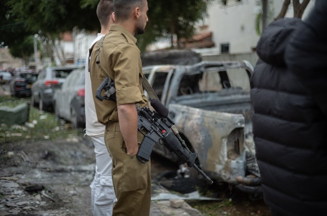 Die Hisbollah feuert seit Beginn des Gaza-Kriegs Raketen auf Israel ab.  | Foto: Ilia Yefimovich/dpa