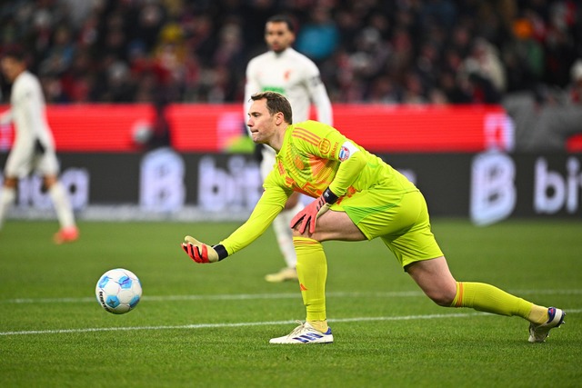 Ball frei f&uuml;r eine gro&szlig;e Bayern-Woche: Torwart Manuel Neuer.  | Foto: Tom Weller/dpa