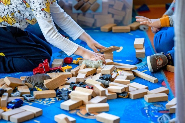 Lrrach gibt im Jahr  13,8 Millionen Euro fr die Kinderbetreuung aus.  | Foto: Jens Bttner (dpa)