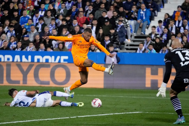 Kylian Mbapp&eacute; trifft f&uuml;r Real Madrid gegen Leganes.  | Foto: Bernat Armangue/AP