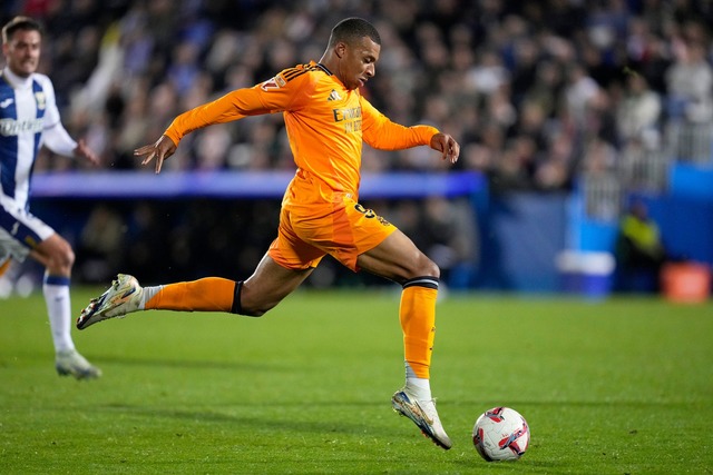 Superstar Kylian Mbapp&eacute; f&uuml;hlt sich langsam angekommen im Team.  | Foto: Bernat Armangue/AP