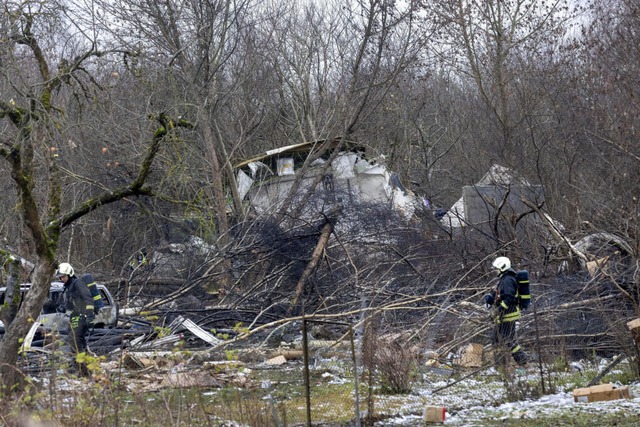 Die Absturzstelle des DHL-Frachtflugze...he der litauischen Hauptstadt Vilnius.  | Foto: Mindaugas Kulbis (dpa)