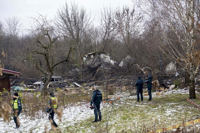 Mitarbeiter des litauischen Katastroph...in ein Haus nahe Vilnius gestrzt ist.  | Foto: Mindaugas Kulbis (dpa)