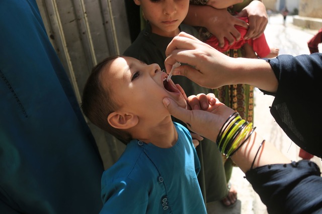 Eine Schluckimpfung kann vor Polio sch&uuml;tzen. (Archivfoto)  | Foto: Saifurahman Safi/Xinhua/dpa