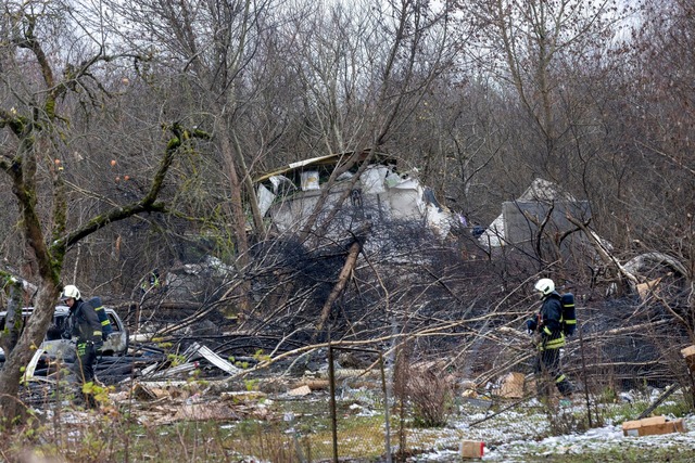 Tr&uuml;mmer des Frachtflugszeugs, das... Flughafen von Vilnius abst&uuml;rzte.  | Foto: Mindaugas Kulbis/AP