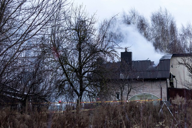 Bei dem Absturz des Flugzeugs trafen Tr&uuml;mmerteile auch ein Wohnhaus.  | Foto: Mindaugas Kulbis/AP