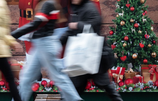 Das Weihnachtsgesch&auml;ft im S&uuml;...ft nur z&ouml;gerlich an. (Archivbild)  | Foto: Anna Ross/dpa