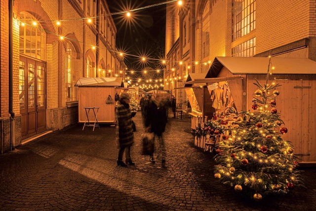 In den Gassen zwischen den Gebuden de...nde des weihnachtlichen Winterdorfes.  | Foto: Markus Raub - RMP Media Production