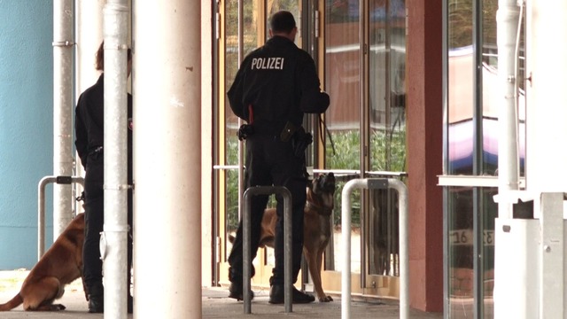 Die Schule in Stuhr wird von Sp&uuml;rhunden durchsucht (Foto aktuell).  | Foto: Kai Moorschlatt/NordWestMediaTV/dpa