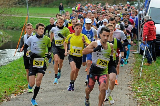 Schon beim Start zum 31. Nikolauslauf ...Arslan (Startnummer 290)  ganz vorne.   | Foto: Bettina Schaller