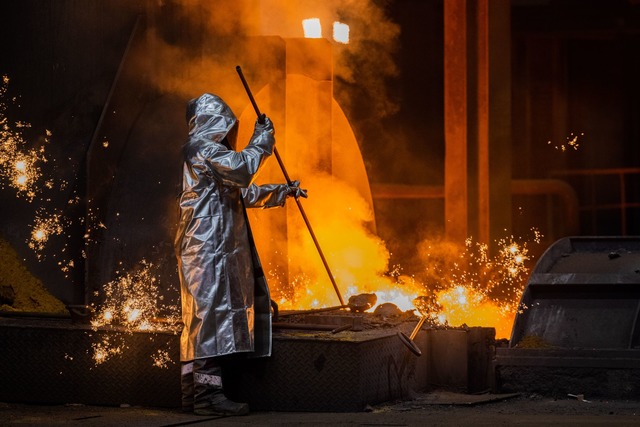 Ein Stahlarbeiter von Thyssenkrupp arb... Hochofen 8 auf dem Werksgel&auml;nde.  | Foto: Rolf Vennenbernd/dpa