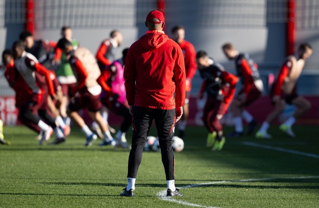 Bayern-Trainer Vincent Kompany beobach...ieler beim Training vor dem PSG-Spiel.  | Foto: Sven Hoppe/dpa