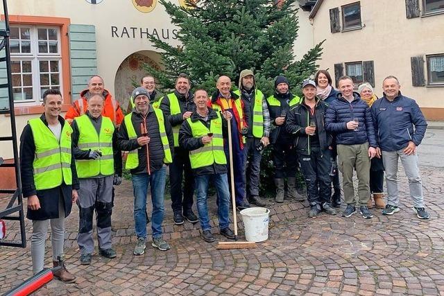 Weihnachtsbaumstellen am Merdinger Rathaus