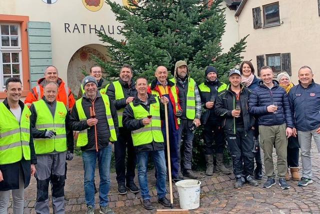 Mitglieder des Merdinger Gewerbeverein...aum fr die Gemeinde beim Rathaus auf.  | Foto: Mario Schneberg