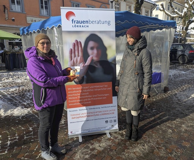 Mit einem Infostand auf dem Todtnauer ...) auf  Gewalt gegen Frauen aufmerksam.  | Foto: Eva Wollweber