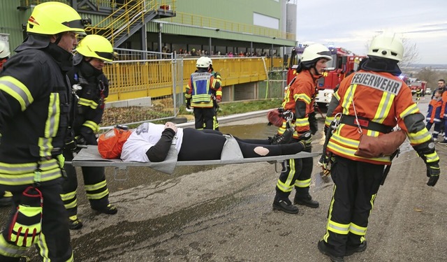 Voller Einsatz bei der bung der Feuerwehren auf dem ZAK-Gelnde in Ringsheim.   | Foto: Sandra Decoux