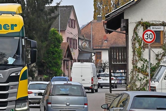 Der Lrm durch Lkw und Autofahrer ist ...g der B415 in Kuhbach und Reichenbach.  | Foto: Endrik Baublies