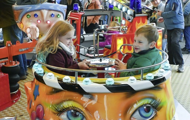 Die Fahrgeschfte, darunter das Kinder...sind bei den jungen Besuchern beliebt.  | Foto: Endrik Baublies