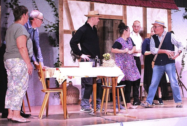 Opa Karl (Norbert Studer) im Clinch mit Schwiegertochter Magda (Silke Heist)   | Foto: Reiner Beschorner