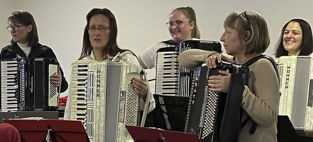 Die Seniorengruppe des Harmonika Orche...Kandern erfreut mit Polka und Tango.    | Foto: Andrea-Maria Habeck