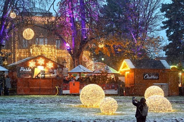 Erst Schnee, dann Frhling: Freiburger Weihnachtsmarkt erlebt Wetterunterschiede