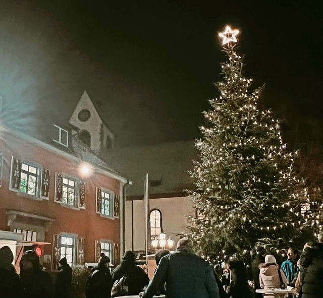 Der festlich geschmckte Baum auf dem ...esucher schon mit seinem Lichterglanz.  | Foto: Barbara Brutscher