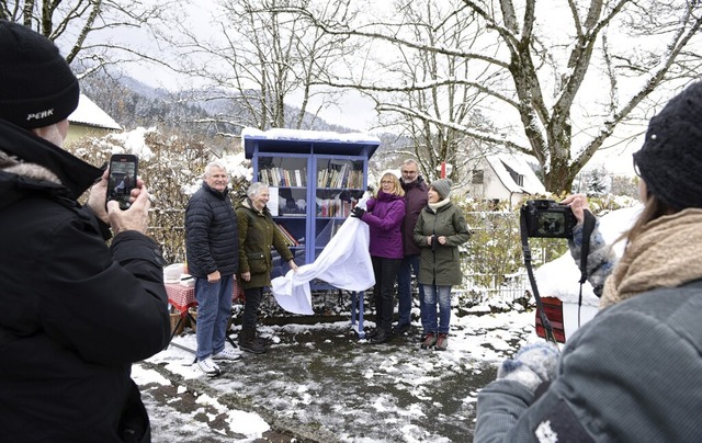 Tadaa! Der neue ffentliche Bcherschrank wurde feierlich enthllt.   | Foto: Rita Eggstein