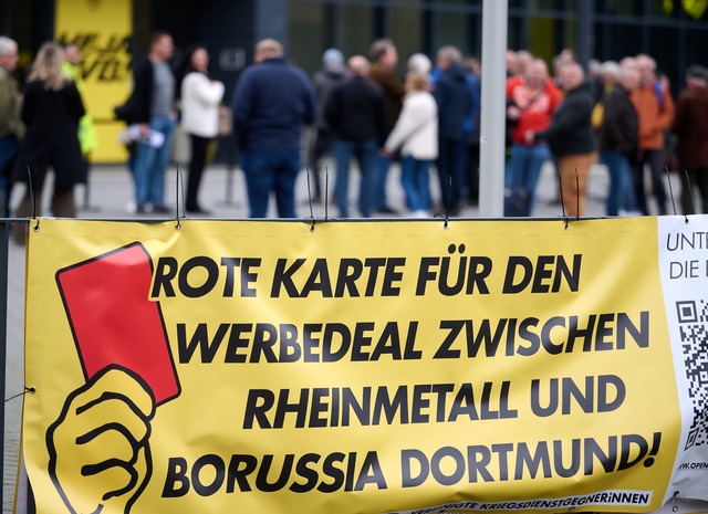 Protest vor der Westfalenhalle gegen einen Werbevertrag mit Rheinmetall.  | Foto: Bernd Thissen/dpa