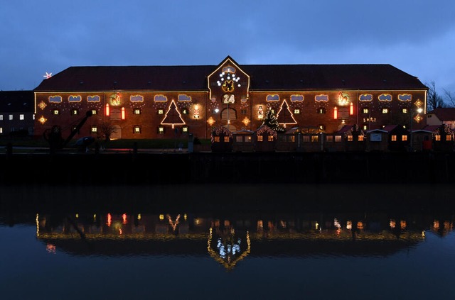 Der lngste Adventskalender der Welt...en Hafen von Tnning zur Adventsszeit.  | Foto: Carsten Rehder (dpa)