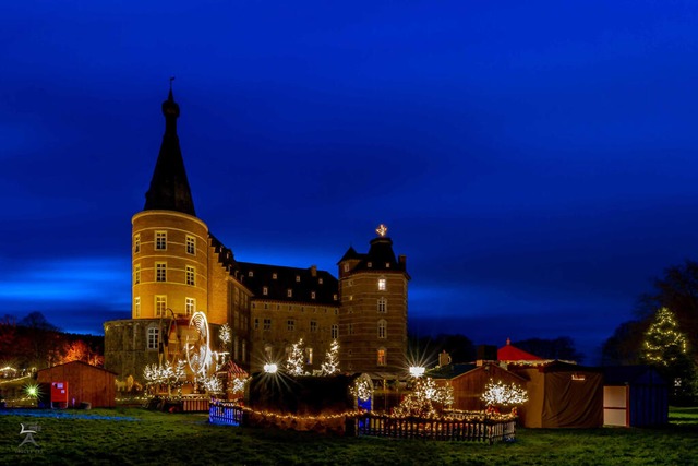 Der Weihnachtsmarkt am Wasserschloss Merode hat ein ganz besonderes Flair.  | Foto: Andreas Grusdat (dpa)