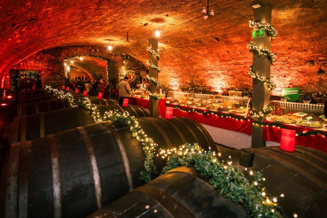 Passende Kulisse: Der Mosel-Wein-Nacht...d in ehemaligen Weinkellern aufgebaut.  | Foto: Gernot Weyrich (dpa)