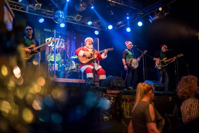 Santa on Stage: Zum Advent in der West...ihnachtsmann persnlich auf die Bhne.  | Foto: Sepp Eder (dpa)