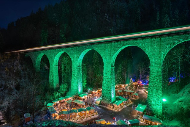 Illuminiertes Viadukt: Die Brcke der ...eihnachtsmarkt in der Ravennaschlucht.  | Foto: --- (dpa)