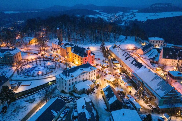 Gut besucht: Der Weihnachtsmarkt auf d...ng Knigstein lockt viele Besucher an.  | Foto: Sebastian Kahnert (dpa)