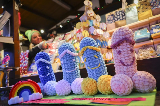 Das Kunsthandwerk auf dem Weihnachtsma...st, nun ja, teils dem Motto angepasst.  | Foto: Christian Charisius (dpa)