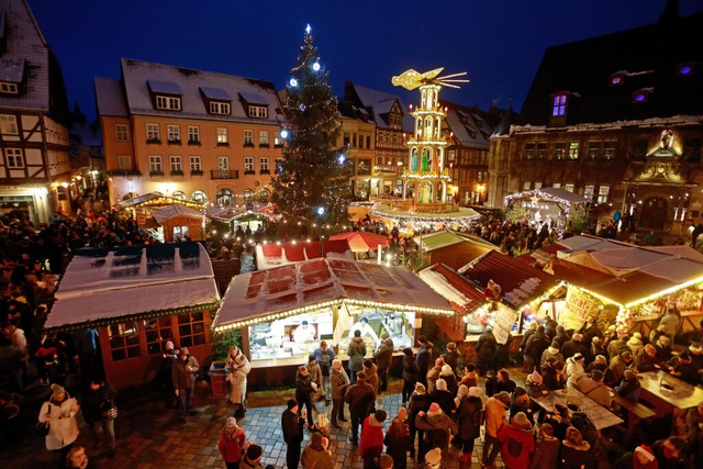 Schner als in Quedlinburg geht&#39;s ...nahezu ein Bilderbuch-Weihnachtsmarkt.  | Foto: Matthias Bein (dpa)