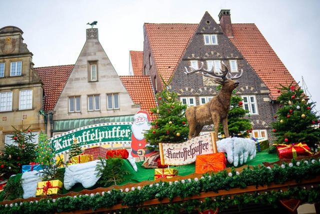 Bremen: Vor dem Bremer Rathaus wird de... die Bremer Weihnachtsmrkte besuchen.  | Foto: Sina Schuldt (dpa)