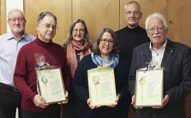 Die Vorsitzenden und die Leiterin des ...li Moosmann fr 40 Jahre Kirchenmusik.  | Foto: Michelle Gntert