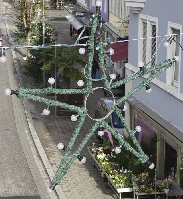 Die weihnachtliche Beleuchtung der Wei...auptstrae abends schn zu beleuchten.  | Foto: Sebastian Kurtenacker