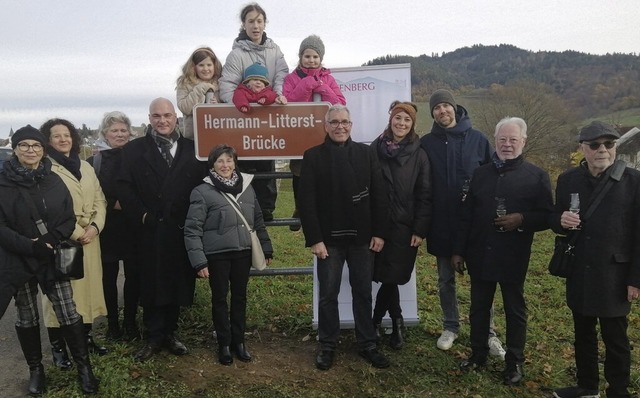 Die Familie von Hermann Litterst feier...Vollmer die neue Brckenbeschilderung.  | Foto: Winfried Kninger