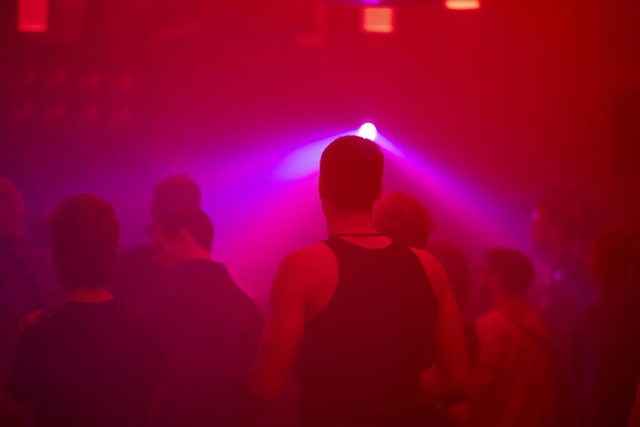 Berlin: Menschen tanzen im Berliner Club Re:mise auf der Tanzflche.  | Foto: Fabian Sommer (dpa)