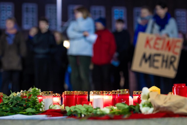 Menschen nehmen an einer Demonstration...f dem Goseriedeplatz in Hannover teil.  | Foto: Moritz Frankenberg (dpa)