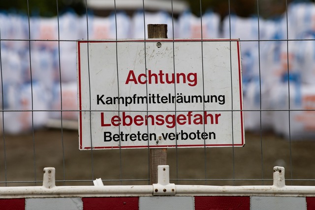 Aus Sicherheitsgr&uuml;nden sollen vie...ihre Wohnungen verlassen. (Archivbild)  | Foto: Swen Pf&ouml;rtner/dpa