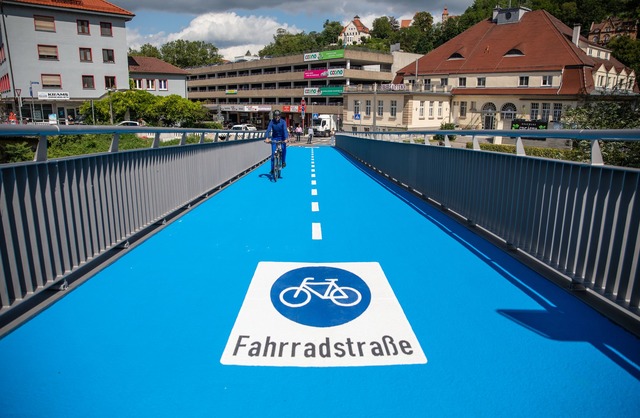 Eine beheizbare Radbr&uuml;cke in T&uu... f&uuml;r Radfahrer nachger&uuml;stet.  | Foto: Christoph Schmidt/dpa