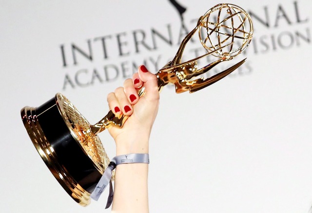 Golden und prestigetr&auml;chtig - die Emmy-Troph&auml;e  | Foto: Andrew Gombert/EPA/dpa